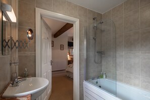 Standard-Doppel- oder -Zweibettzimmer, mit Bad, Erdgeschoss | Badezimmer | Dusche, Haartrockner, Bademäntel, Handtücher
