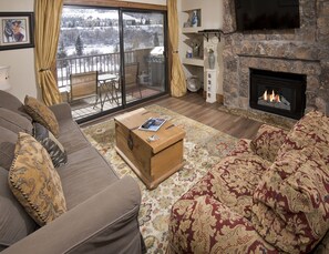 Condo, 3 Bedrooms | Living area | 34-inch TV with cable channels, fireplace