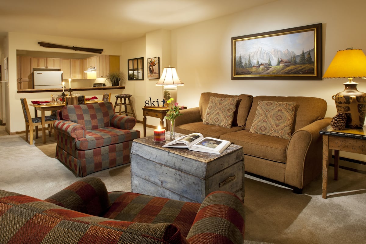 Condo, 1 Bedroom | Living area | 34-inch TV with cable channels, fireplace