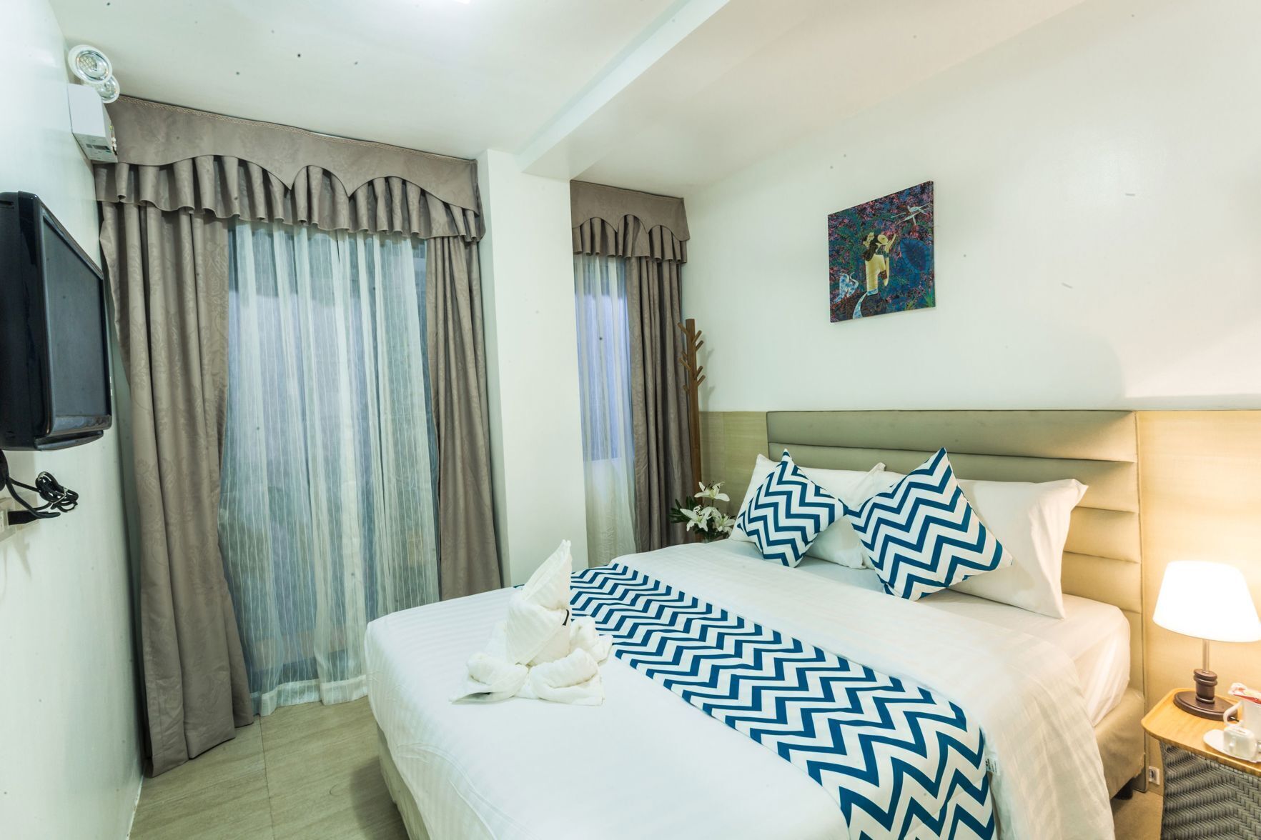 Een kluis op de kamer, een bureau, gratis wifi, beddengoed