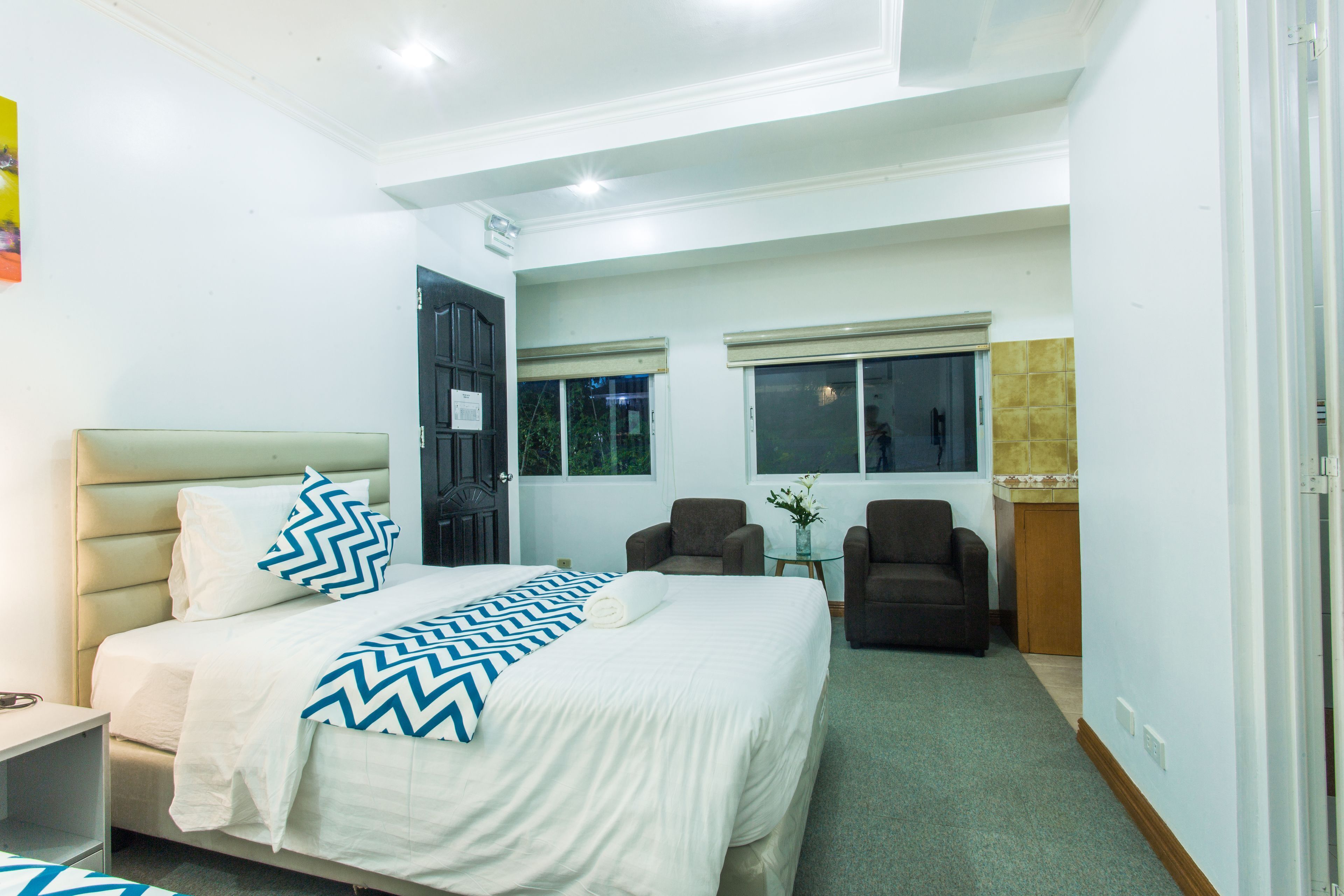 Een kluis op de kamer, een bureau, gratis wifi, beddengoed