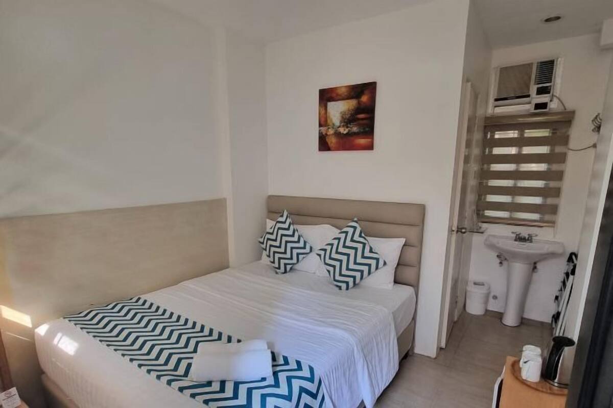 Een kluis op de kamer, een bureau, gratis wifi, beddengoed