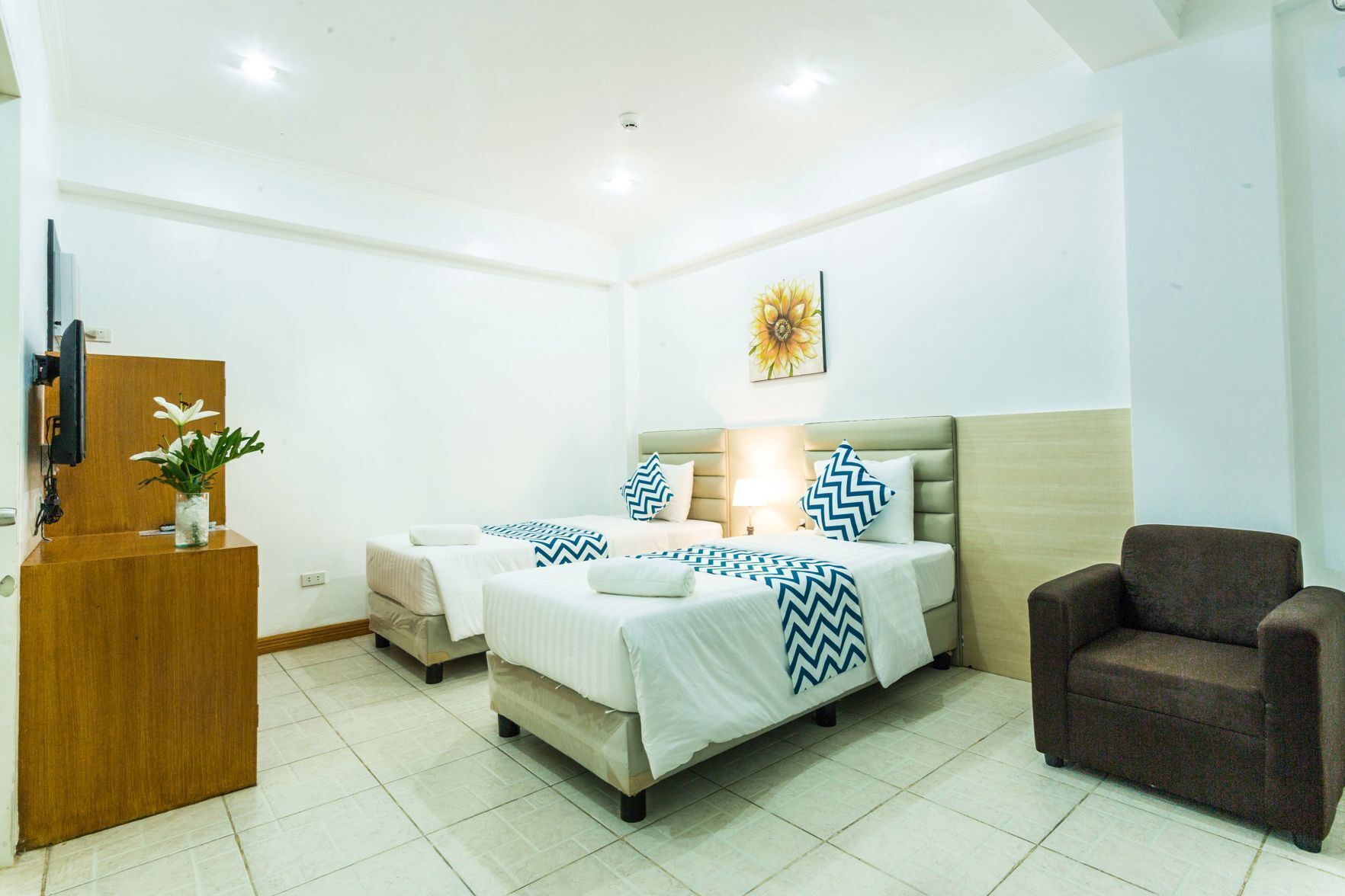 Een kluis op de kamer, een bureau, gratis wifi, beddengoed