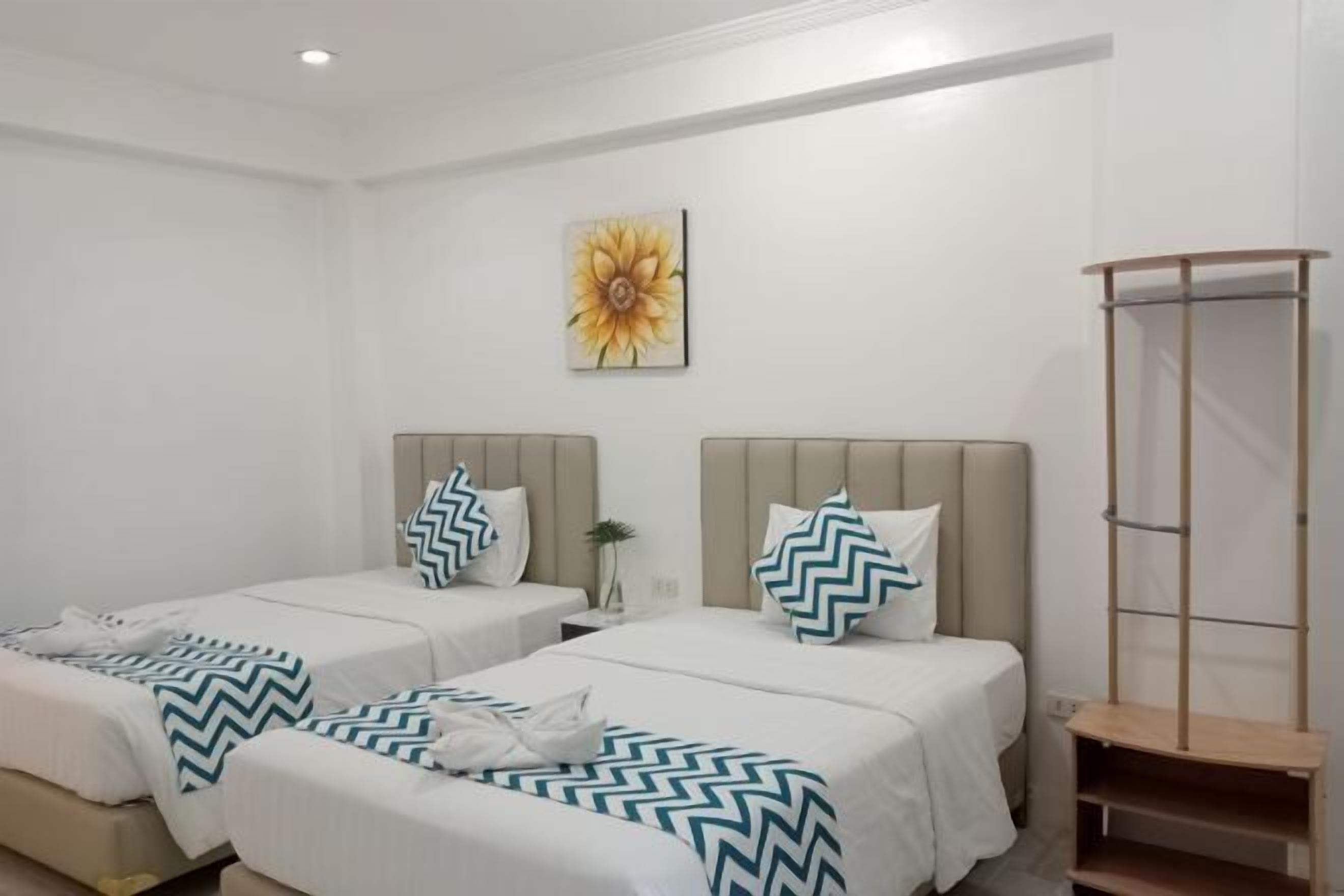 Brankas, meja kerja, Wi-Fi gratis, dan seprai linen