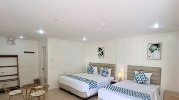 Family Room | In-room safe, desk, free WiFi, bed sheets