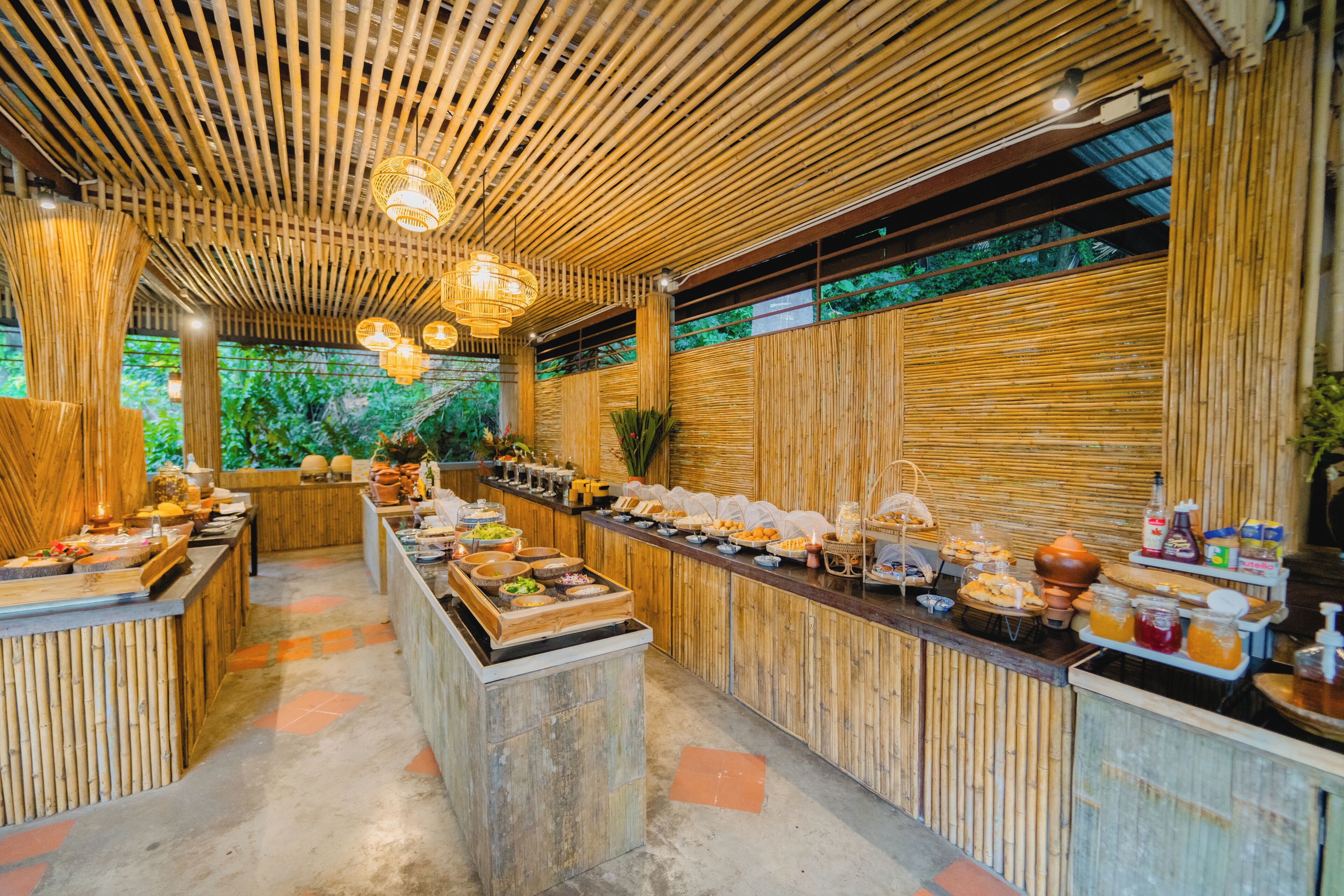 Een buffetgedeelte met bamboe decoratie, diverse food stations en een centraal bedieningspunt.