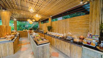 Een buffetgedeelte met bamboe decoratie, diverse food stations en een centraal bedieningspunt.