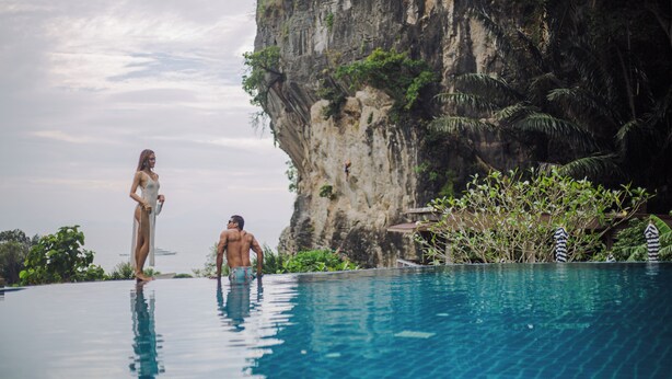 A pool with a view of a cliff and lush greenery. - Railay Phutawan Resort (Krabi)