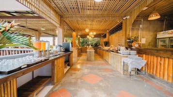 每日供應自助早餐 (費用另計)