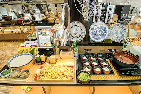 Daily buffet breakfast (JPY 1980 per person)