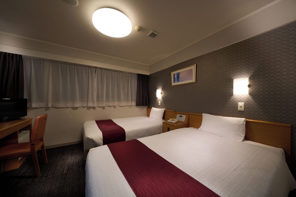 Edredons de pluma, escrivaninha, cortinas blackout