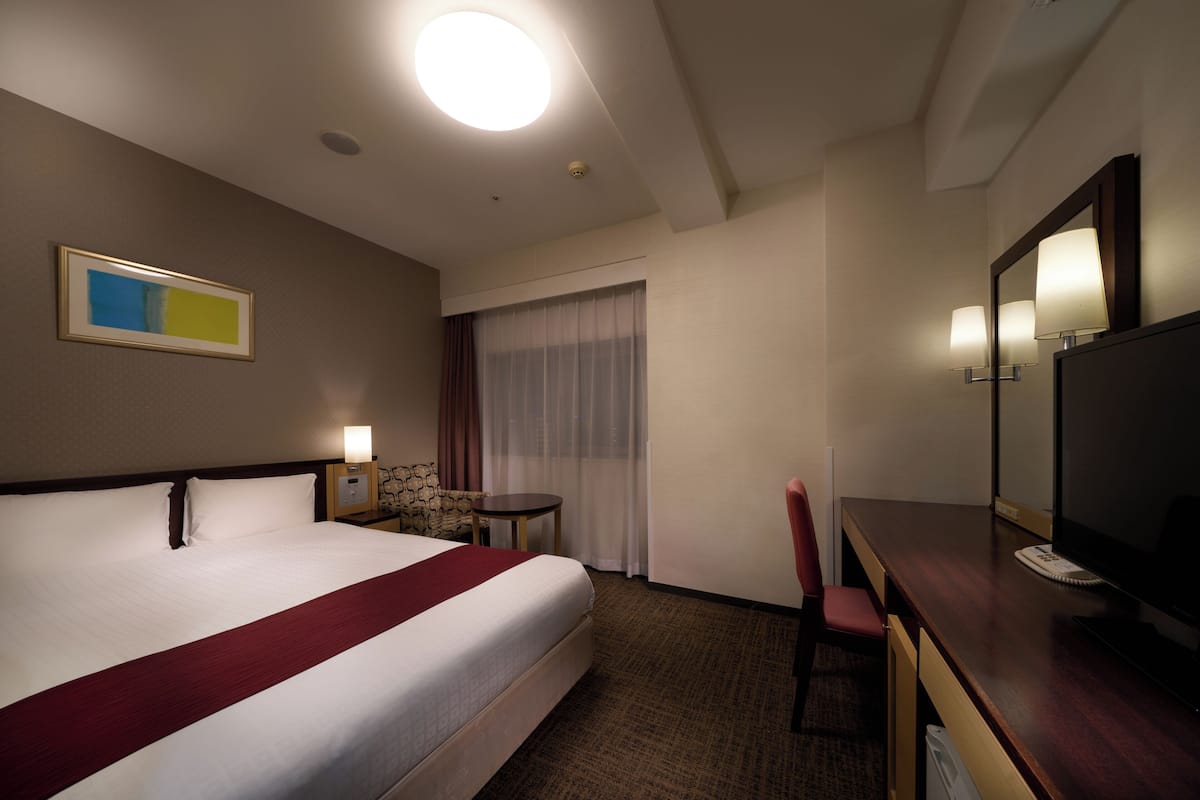 Edredons de pluma, escrivaninha, cortinas blackout