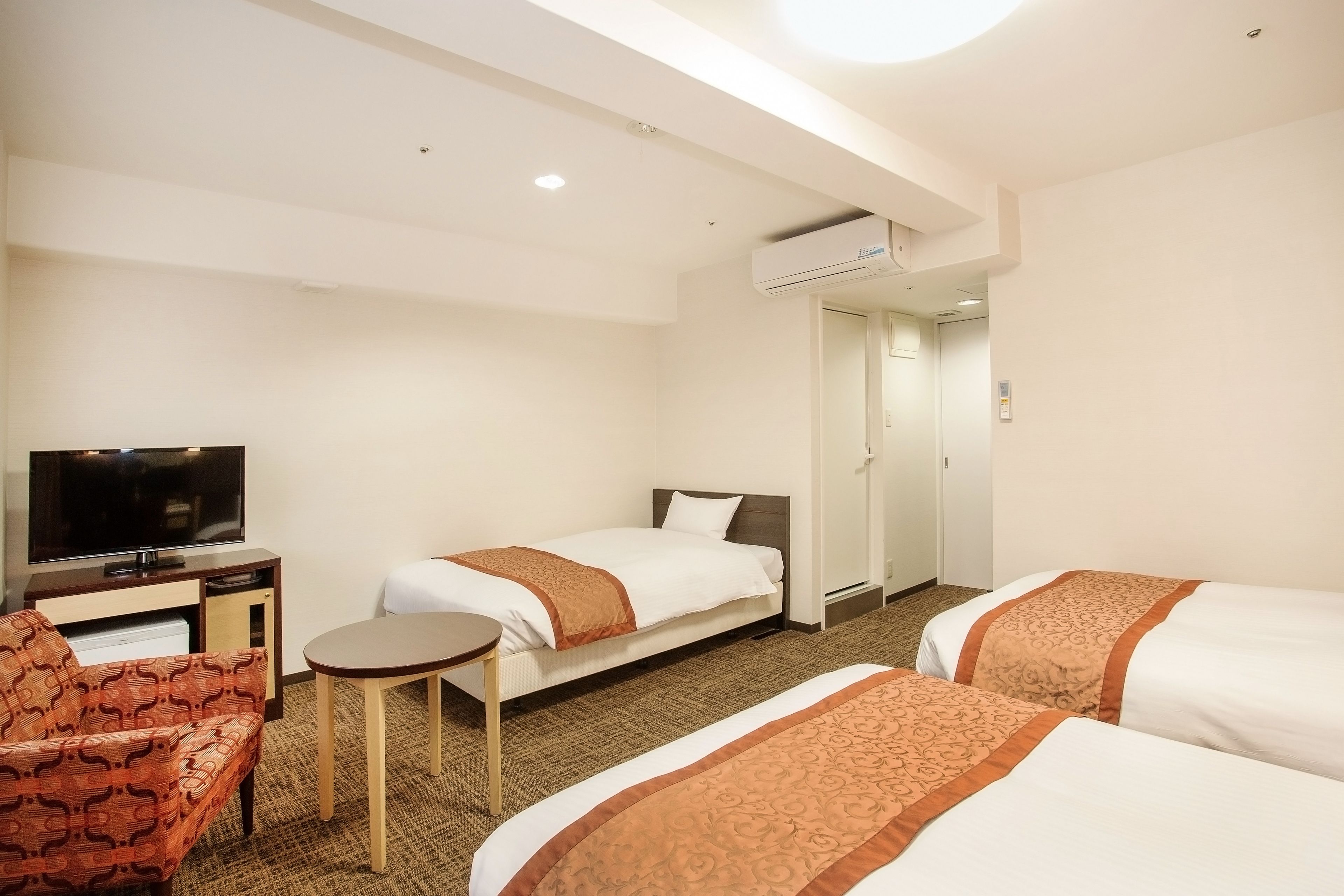 triple room (non-smoking)(room only) | down duvets, desk, blackout curtains, iron/ironing board