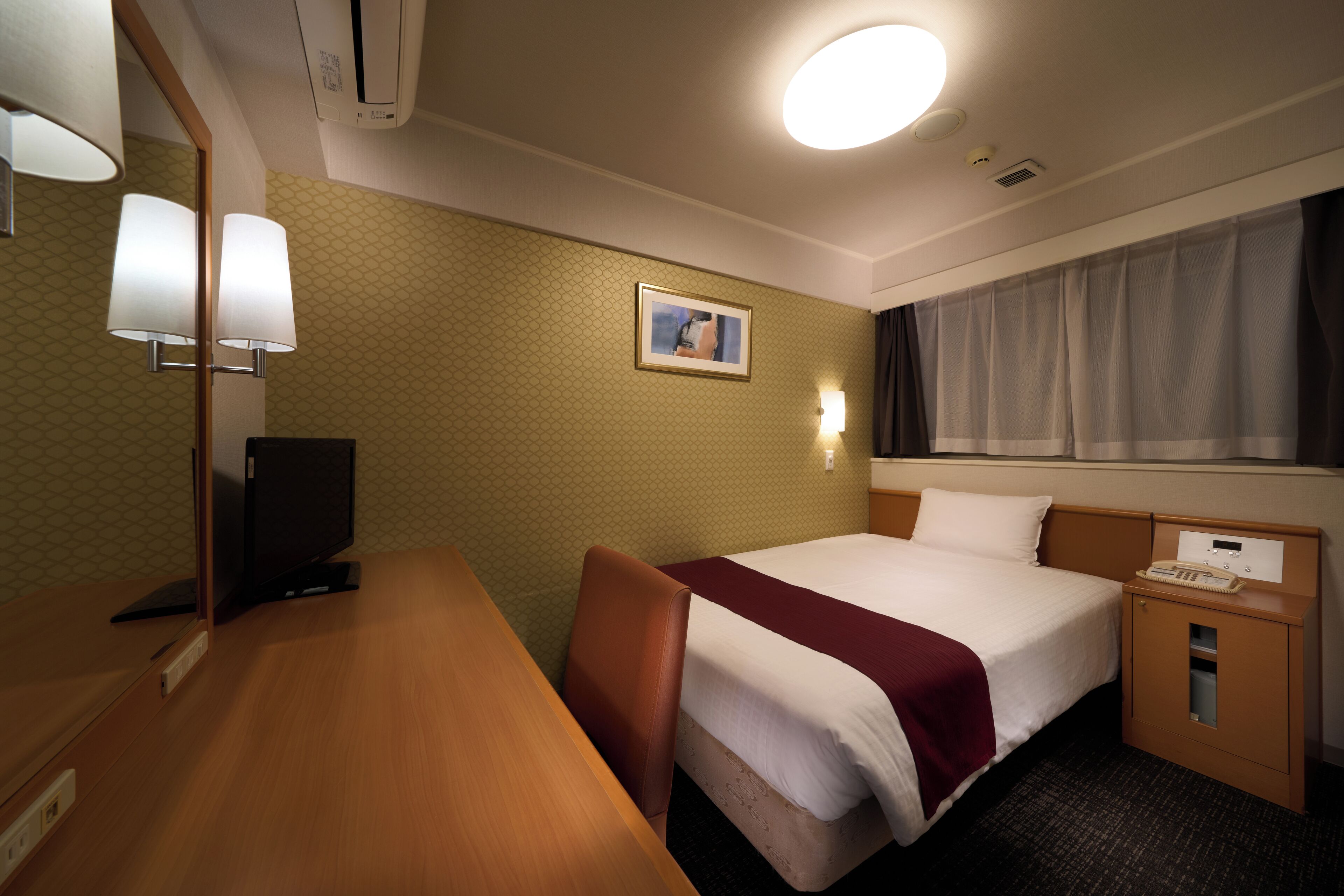 Edredons de pluma, escrivaninha, cortinas blackout