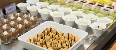 Un présentoir de desserts avec une variété de douceurs et de pâtisseries.