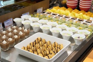 Una exhibición de postres con diversos dulces y pasteles.