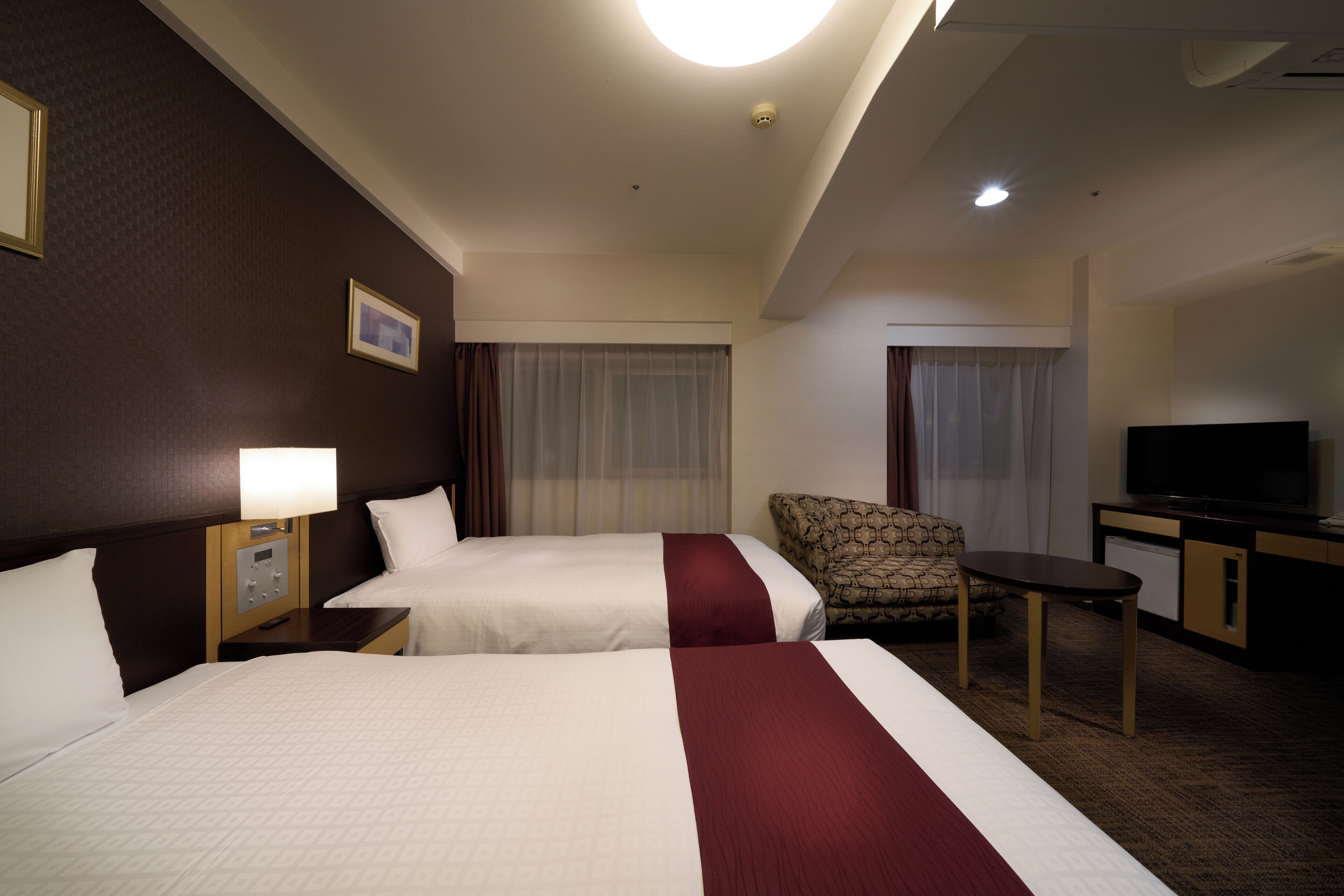 Edredons de pluma, escrivaninha, cortinas blackout