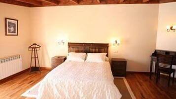 Phòng đôi, tầng trệt | Chăn bông, trang bị nội thất với thiết kế riêng biệt, bàn