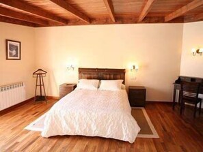 Cubrecamas, muebles diferentes, escritorio y wifi gratis