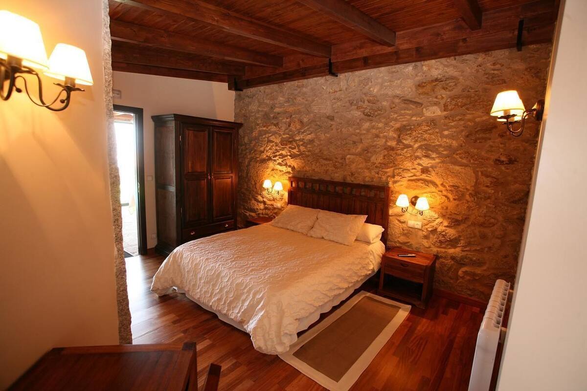 Cubrecamas, muebles diferentes, escritorio y wifi gratis