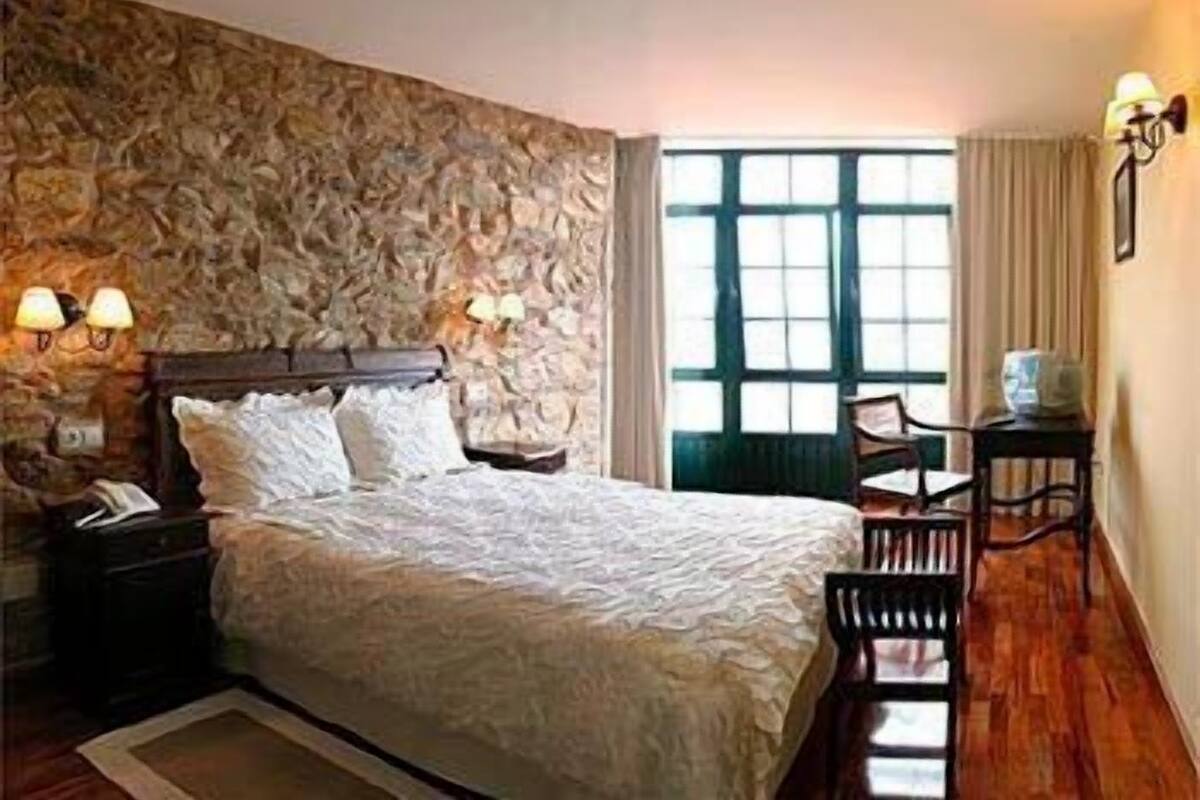 Cubrecamas, muebles diferentes, escritorio y wifi gratis