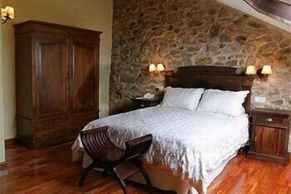 Cubrecamas, muebles diferentes, escritorio y wifi gratis