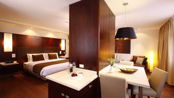 أغطية فراش متميزة وألحفة محشوة بالريش وخزنة داخل الغرفة ومكتب