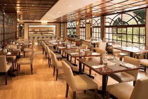 Dining - Hotel Reina Isabel (Quito)