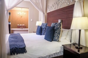 Honeymoon Suite | In-room safe, individually decorated, individually furnished, desk