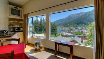 Executive Suite | Soundproofing, iron/ironing board, free WiFi