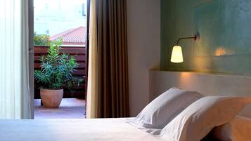 Luxe beddengoed, een minibar, een kluis op de kamer