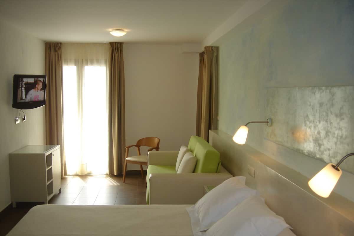 Junior suite, 1 queensize bed met slaapbank, balkon, uitzicht op stad | Luxe beddengoed, een minibar, een kluis op de kamer
