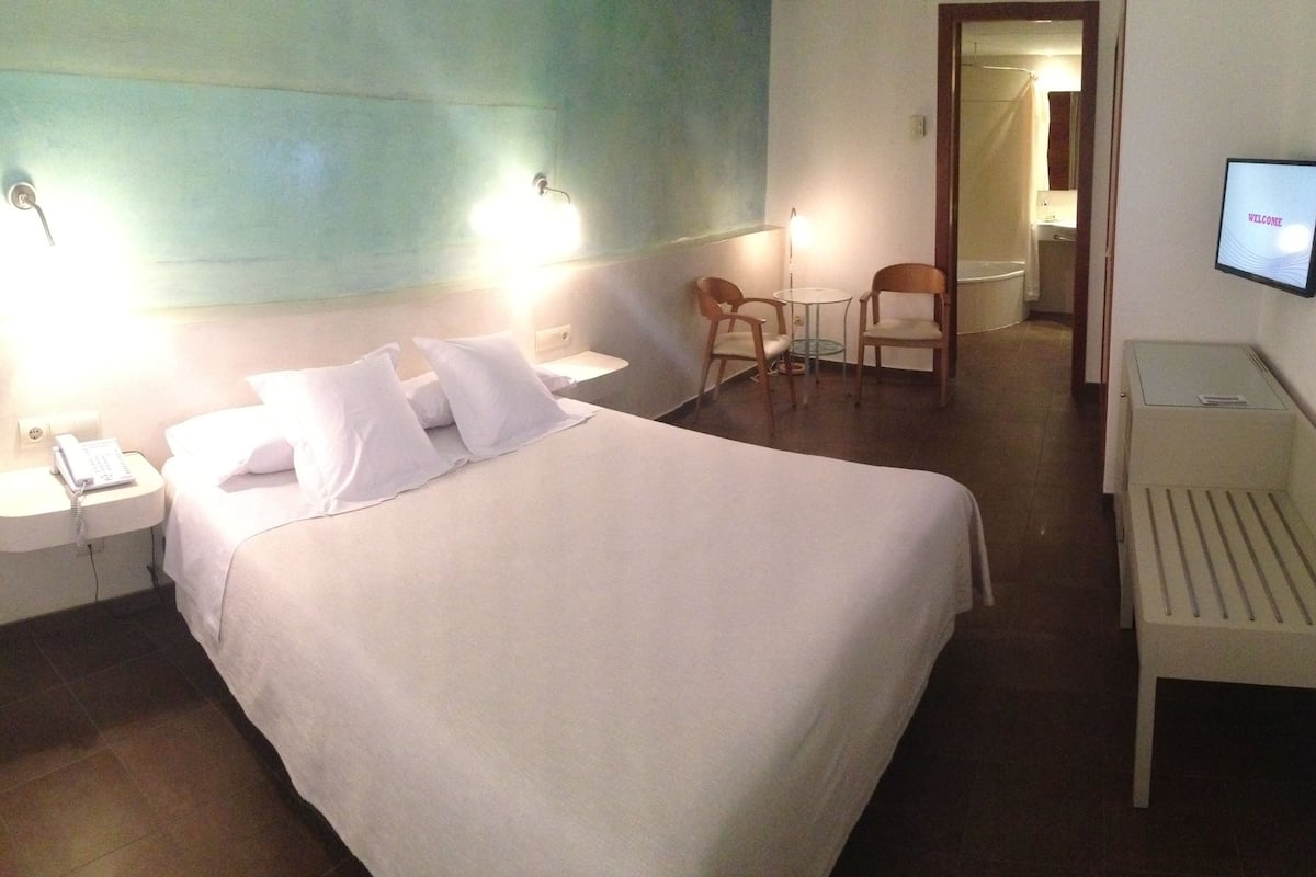 Superior tweepersoonskamer, 1 tweepersoonsbed, balkon, uitzicht op stad | Luxe beddengoed, een minibar, een kluis op de kamer