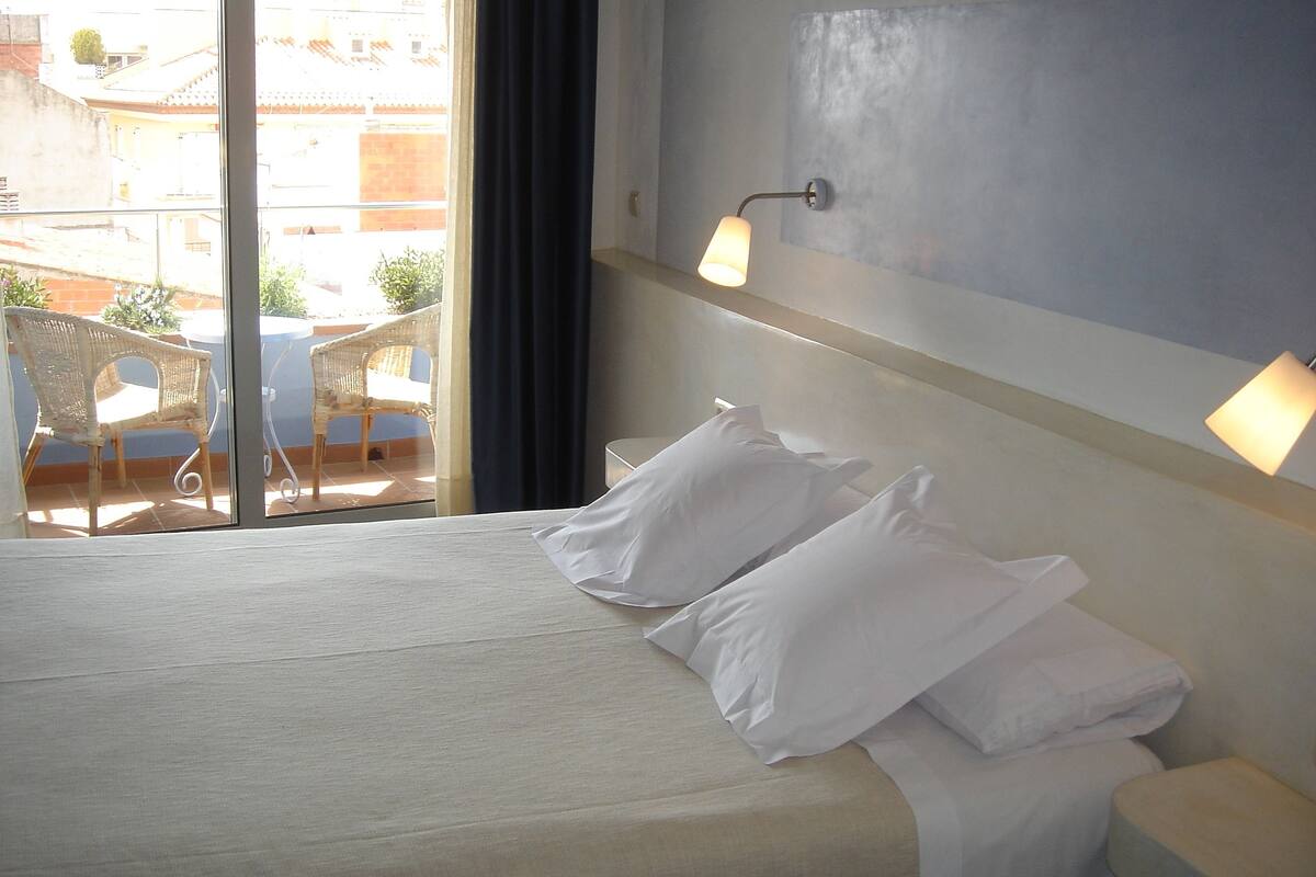 superior double room, 1 double bed, balcony, city view | premium bedding, minibar, in-room safe, individually decorated