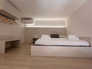 Studio Standard, 1 lit double, coin cuisine | Minibar, ameublement personnalisé, bureau, Wi-Fi gratuit