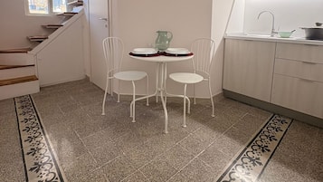 Standard Studio, 1 Double Bed, Kitchenette | Living area | 32-inch TV with satellite channels, DVD player