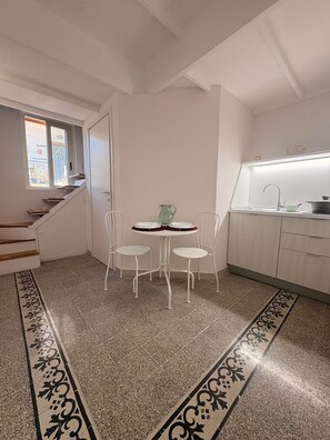 Standard Studio, 1 Double Bed, Kitchenette | Living area | 32-inch TV with satellite channels, DVD player