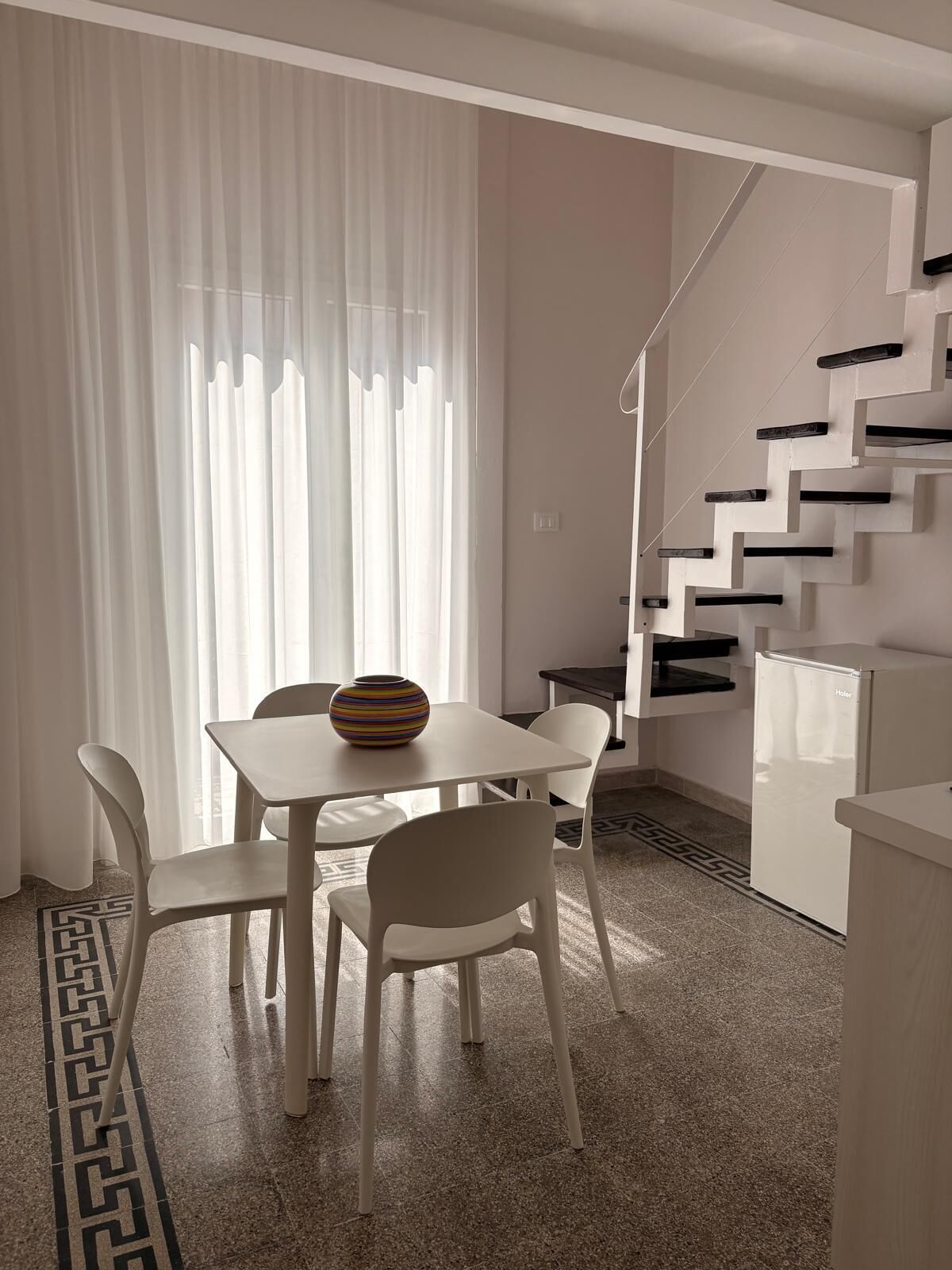 Studio Cao cấp, 1 giường đôi và sofa giường, bếp nhỏ | Khu phòng khách | TV 32-inch có truyền hình vệ tinh, đầu đĩa DVD 