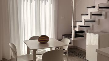 Studio Cao cấp, 1 giường đôi và sofa giường, bếp nhỏ | Khu phòng khách | TV 32-inch có truyền hình vệ tinh, đầu đĩa DVD