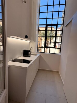 Standard Room, Private Bathroom | Private kitchenette | Mini-fridge, microwave, coffee/tea maker, electric kettle