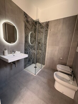 Comfort Studio Suite, 1 Double Bed with Sofa bed, Kitchenette | Bathroom | Shower, free toiletries, hair dryer, bidet