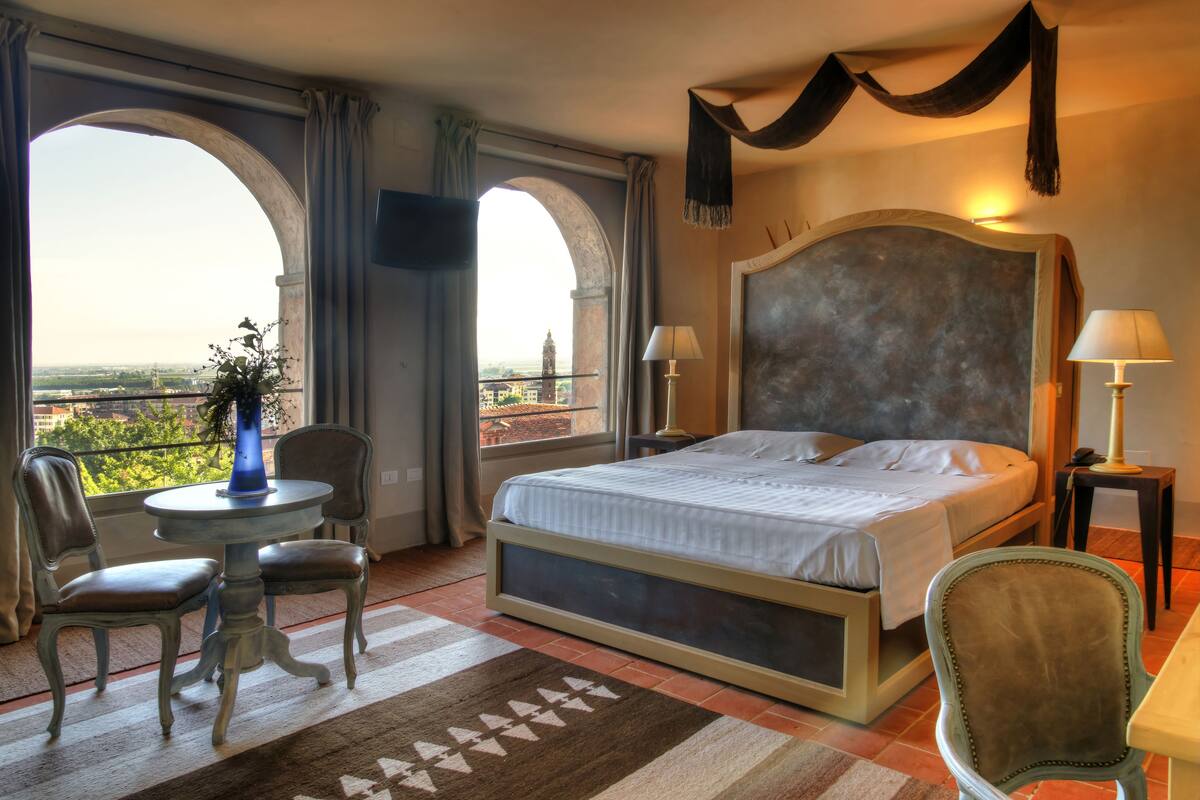 Suite | Premium bedding, in-room safe, desk, blackout drapes