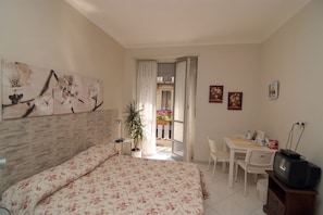 Skrivebord, ekstrasenger (inkludert) og wi-fi (inkludert)