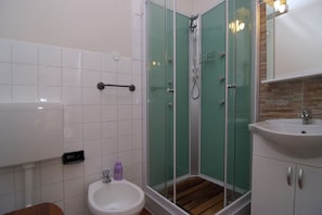 Toalettartikler (inkludert), hårføner og håndklær