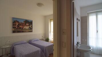 Una scrivania, letti aggiuntivi gratuiti, Wi-Fi gratuito