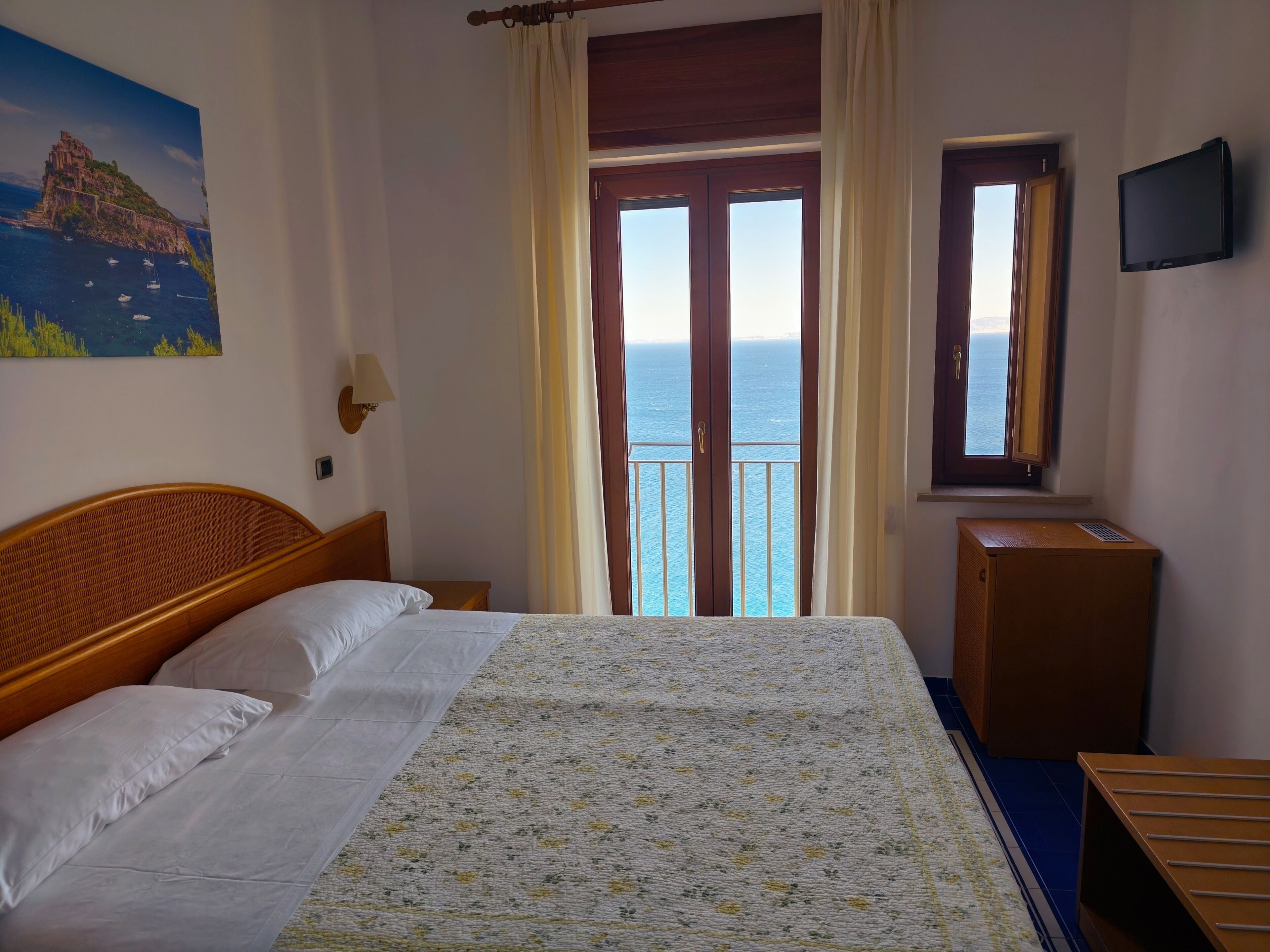 Basic Double Room | Minibar, in-room safe, desk