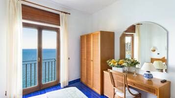 Minibar, caja de seguridad en la habitación y escritorio