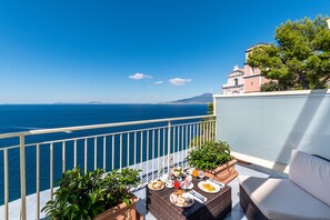 ميني بار وخزنة داخل الغرفة ومكتب