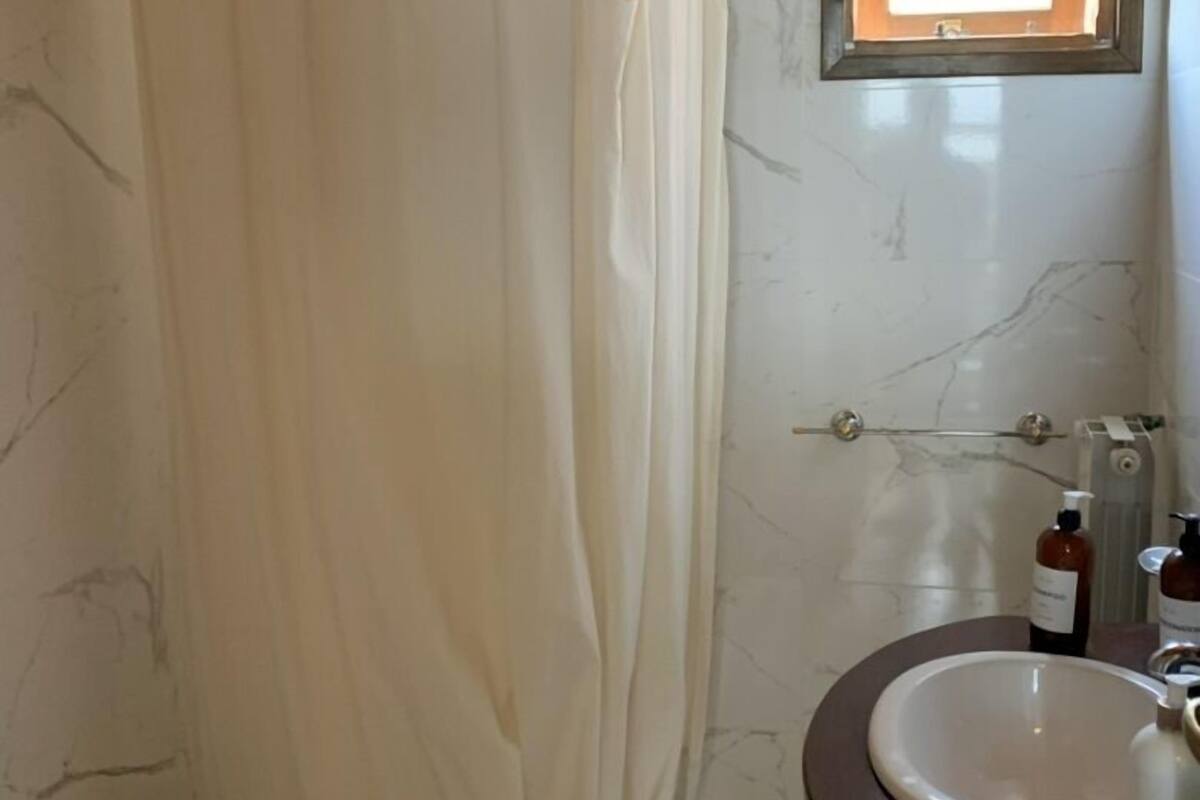 shower, free toiletries, towels