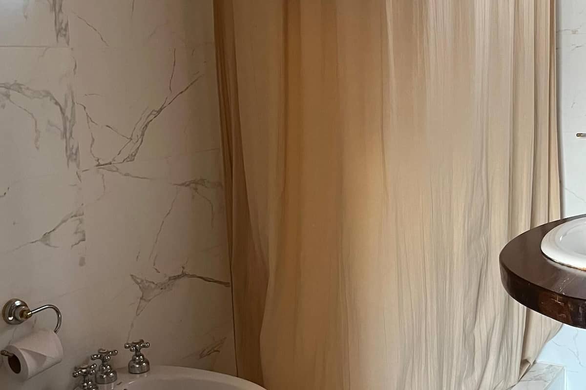 shower, free toiletries, towels